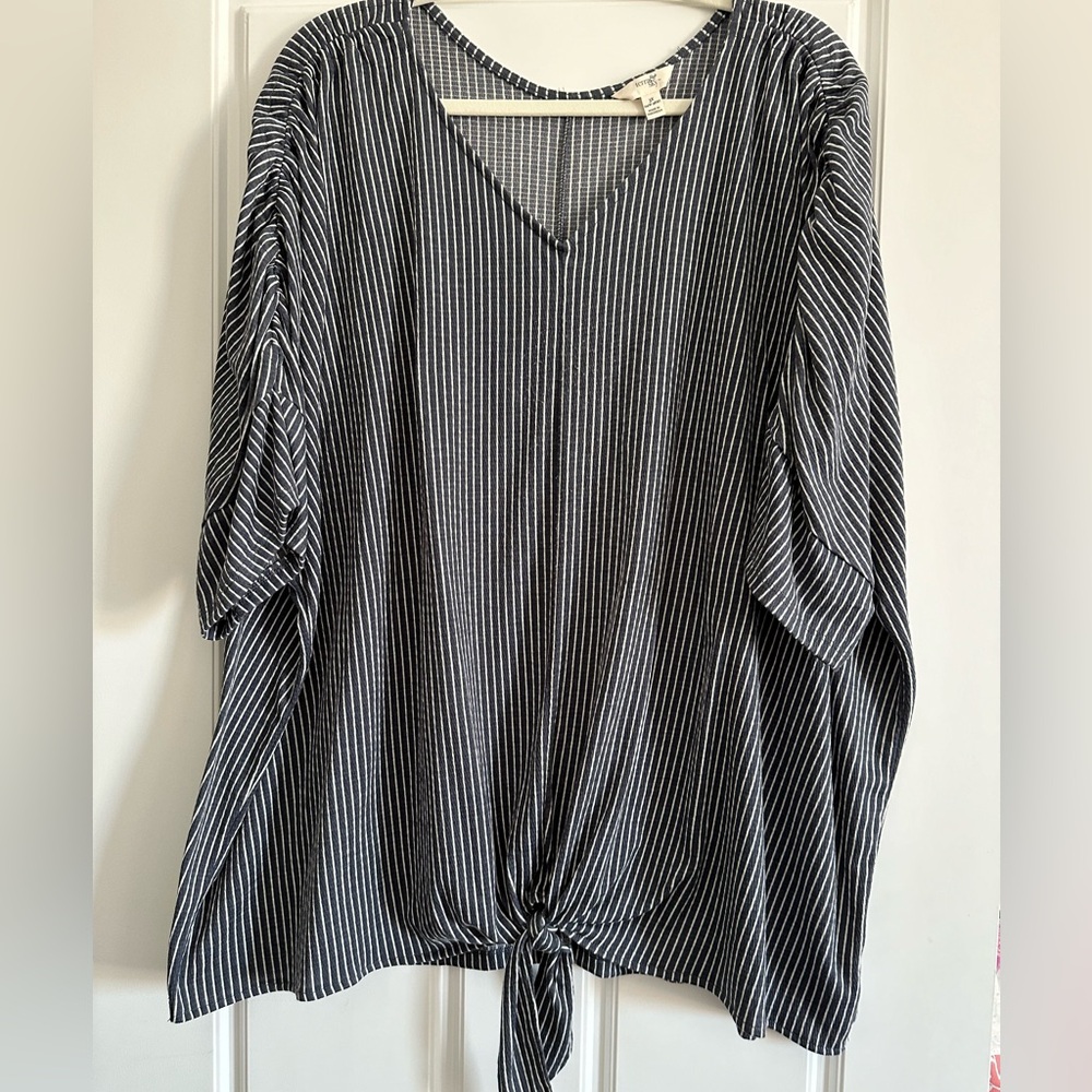 Women’s plus size 3X short sleeve top with front tie detail